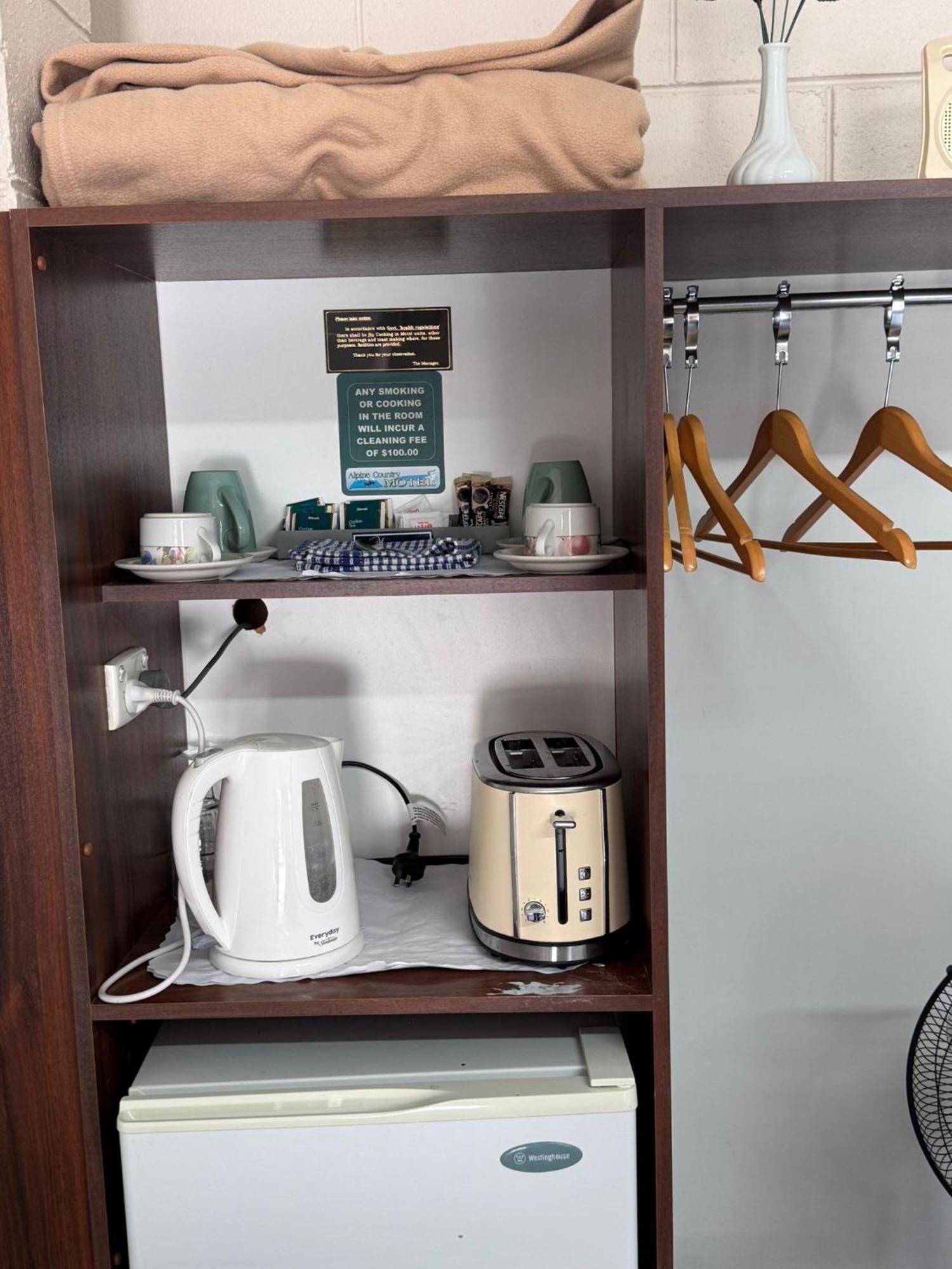 Alpine Country Motel Plus Free Coffee Кума Екстер'єр фото
